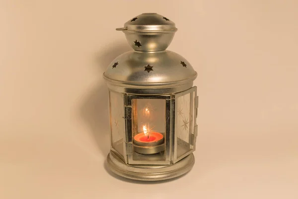 Lanterna dourada com uma vela acesa — Fotografia de Stock