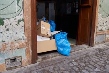 Çöp ve çöp, plastik torbalar ve portal karton kutulara bir evin Toledo, İspanya