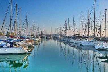 Bir sürü Marinada şafakta otopark yatlar