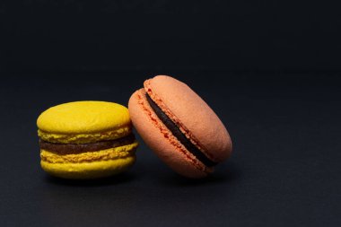 İştah açıcı kırmızı ve sarı renkli makarna siyah arka planda yer alır. Yan görünüm