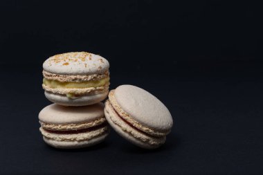 İştah açıcı beyaz renkli makarna siyah arka planda yer alır. Yan görünüm