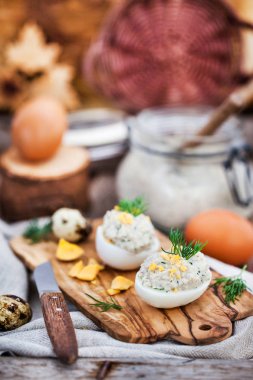 Ringa balığı kremsi pate ahşap rustik zemin üzerine yumurta dolması