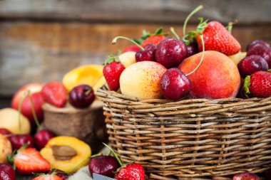 Taze olgun yaz meyveleri ve hasır sepet meyve (şeftali, kayısı, kiraz ve çilek)