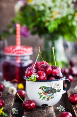 Taze ıslak kiraz emaye metal kupa, yaz konsepti