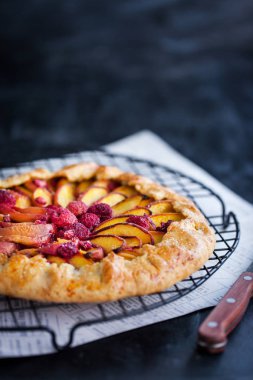 Şeftali ve ahududu (Fransız Galette'ye rustik açık pasta) 