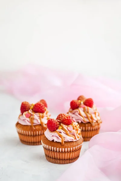 Délicieux Cupcakes Framboise Caramel Sur Fond Blanc — Photo