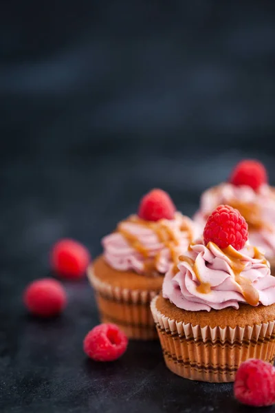 Délicieux Cupcakes Framboise Caramel Sur Fond Sombre — Photo