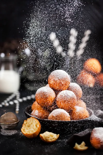 Verse Heerlijke Huisgemaakte Kwark Bal Donuts Met Poedersuiker Donkere Achtergrond — Stockfoto