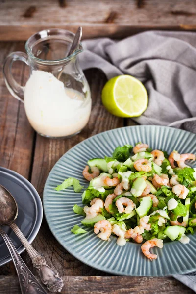 Salade Crevettes Concombre Laitue Avec Vinaigrette Yaourt — Photo