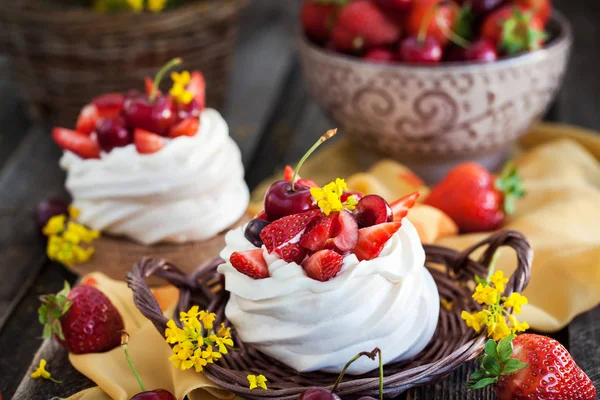 Köstliche Mini Pavlova Baiser Kuchen Mit Frischen Erdbeeren Und Kirschen — Stockfoto