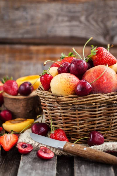 新鲜的成熟夏季浆果和水果 樱桃和草莓 在柳条篮子里 — 图库照片