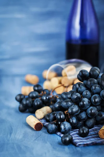 Cam Şişe Üzerinde Adam Masada Mor Üzüm Şarap Mantarlar Şubesi — Stok fotoğraf