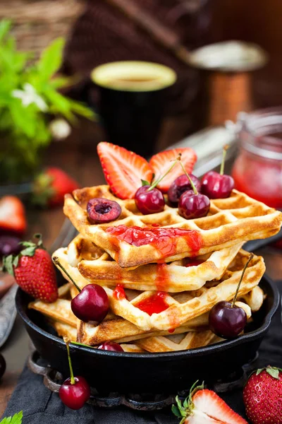 新鮮な果実とジャムの朝食のベルギー ワッフル — ストック写真