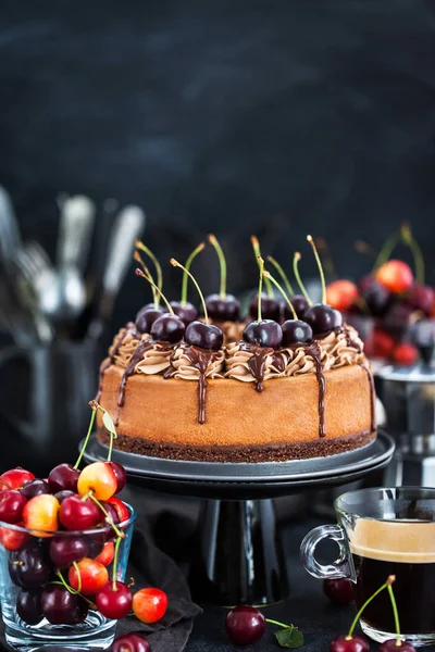 Heerlijke Zelfgemaakte Chocolade Cheesecake Versierd Met Verse Kersen — Stockfoto