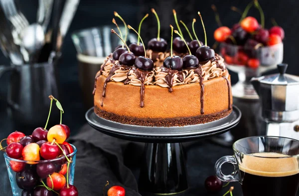 Heerlijke Zelfgemaakte Chocolade Cheesecake Versierd Met Verse Kersen — Stockfoto