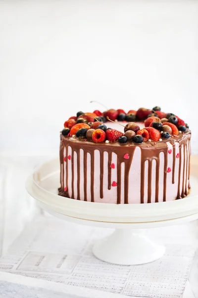 Heerlijke Zelfgemaakte Cake Versierd Met Chocolade Verse Bessen — Stockfoto