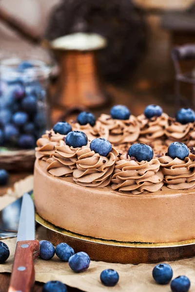 신선한 블루베리로 초콜릿 케이크 — 스톡 사진