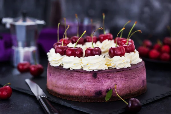 Heerlijke Zelfgemaakte Blueberry Cheesecake Versierd Met Slagroom Verse Kersen — Stockfoto