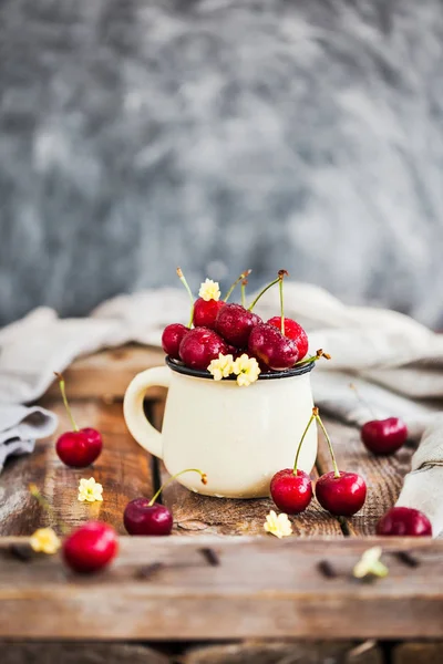 Cerises Fraîches Mûres Dans Une Tasse Sur Fond Rustique — Photo