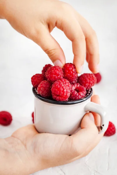 Fresh Ripe Raspberries Mug Children Hands — Stock Photo, Image