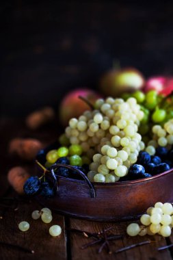 Taze olgun beyaz, yeşil ve mor üzüm kara günü