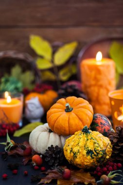 Sonbahar renkli kabaklar mum ve düşen yapraklar arka plan, Hallloween veya Şükran concep