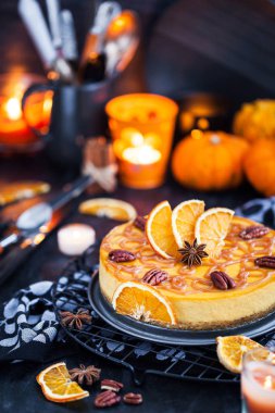 Karamel Sos ve pekan ile dekore edilmiş lezzetli kabak ve turuncu cheesecake