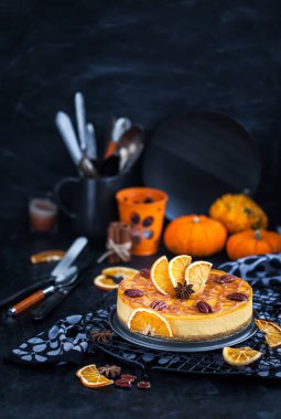 Karamel Sos ve pekan ile dekore edilmiş lezzetli kabak ve turuncu cheesecake