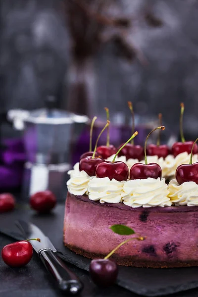 Heerlijke Zelfgemaakte Blueberry Cheesecake Versierd Met Slagroom Verse Kersen — Stockfoto