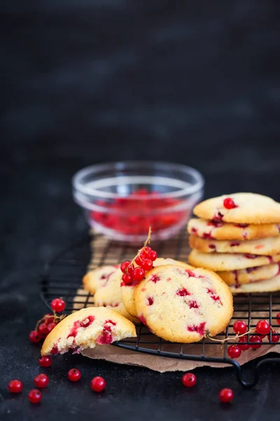 Frische Hausgemachte Kekse Mit Roten Johannisbeeren Auf Dunklem Hintergrund — Stockfoto