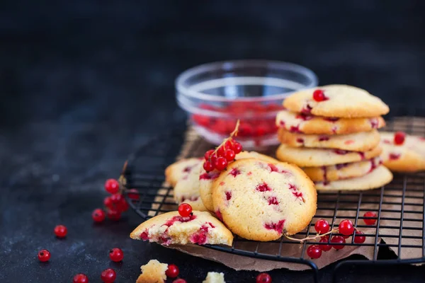 Frische Hausgemachte Kekse Mit Roten Johannisbeeren Auf Dunklem Hintergrund — Stockfoto