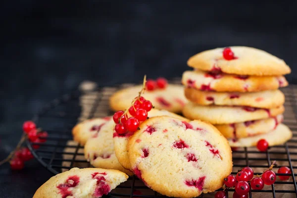 Biscuits Frais Faits Maison Avec Groseilles Rouges Sur Fond Sombre — Photo