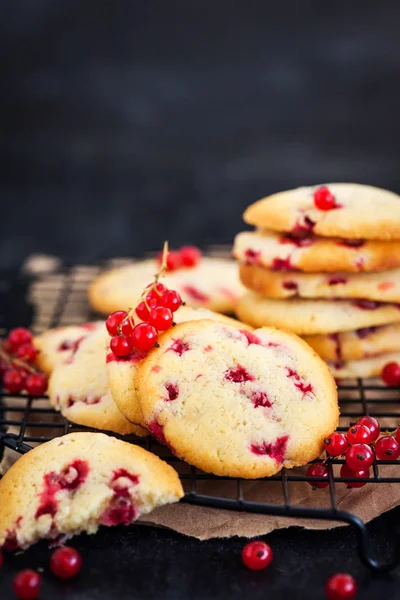 Frische Hausgemachte Kekse Mit Roten Johannisbeeren Auf Dunklem Hintergrund — Stockfoto