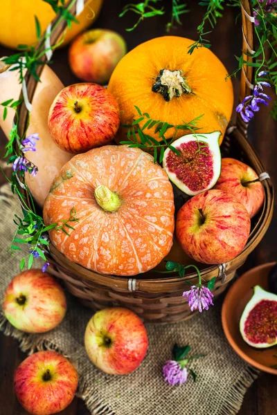 Herfst Kleurrijke Pompoenen Appels Vijgen Rustieke Achtergrond Hallloween Thanksgiving Concept — Stockfoto