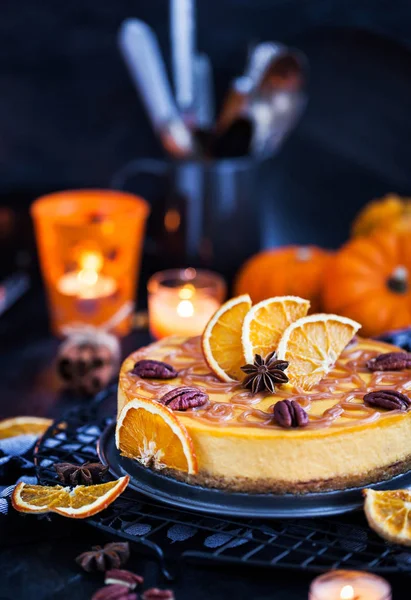 Delicioso Pastel Calabaza Naranja Decorado Con Salsa Caramelo Nuez Imágenes de stock libres de derechos