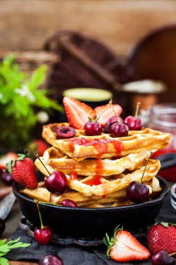 Taze meyveleri ve kahvaltı için reçel ile Belçika Waffle