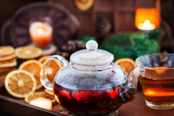 Forró Fekete Tea Hangulatos Háttér Szárított Narancs Gyertyák Üveg Teáskanna — Stock Fotó