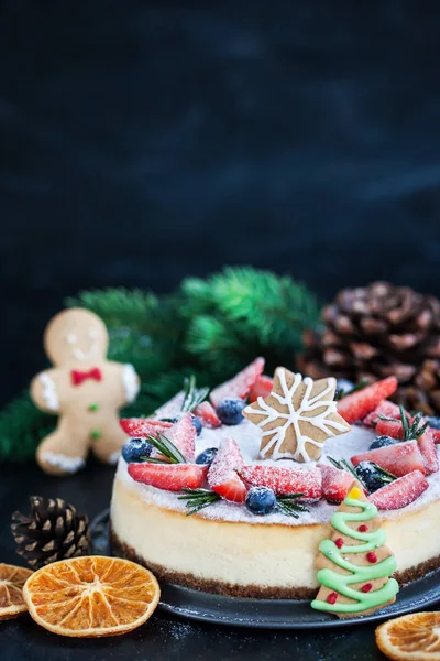 Läckra Jul Ingefära Cheesecake Med Färska Bär Dekoration — Stockfoto