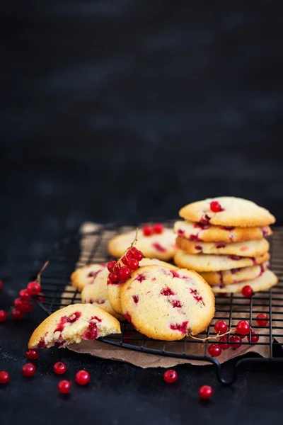 Frische Hausgemachte Kekse Mit Roten Johannisbeeren Auf Dunklem Hintergrund — Stockfoto