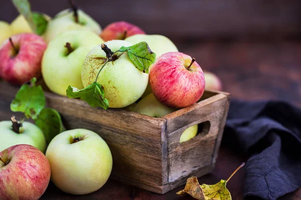 Świeże Dojrzałe Jabłka Kolorowe Drewniane Pudełko Tle Rustykalnym — Zdjęcie stockowe