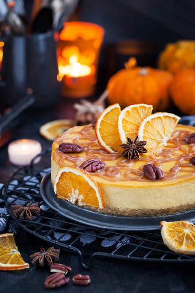 Delicioso Pastel Calabaza Naranja Decorado Con Salsa Caramelo Nuez Fotos de stock libres de derechos