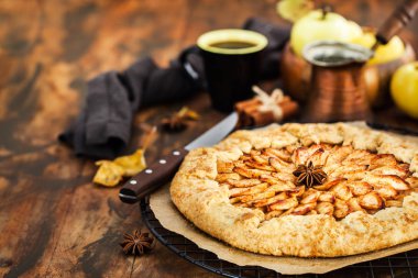 Elma ve tarçın rustik açık pasta (Galette'ye)