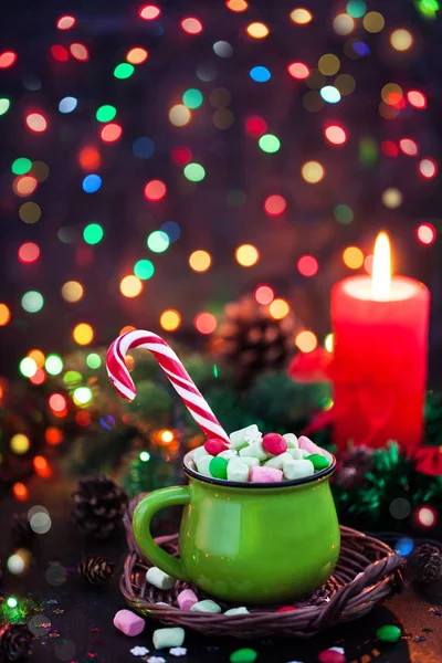 Grüne Tasse Mit Heißer Schokolade Mit Marshmallows Und Zuckerrohr Auf — Stockfoto