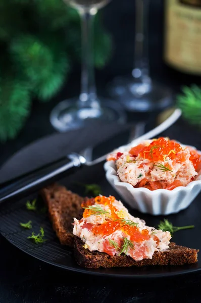 Paté Salmón Rillettes Con Caviar Rojo Servido Con Pan Rebanado — Foto de Stock