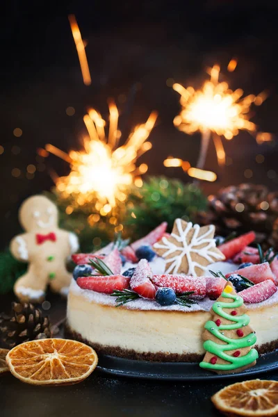美味的圣诞生姜芝士蛋糕与新鲜浆果装饰 — 图库照片