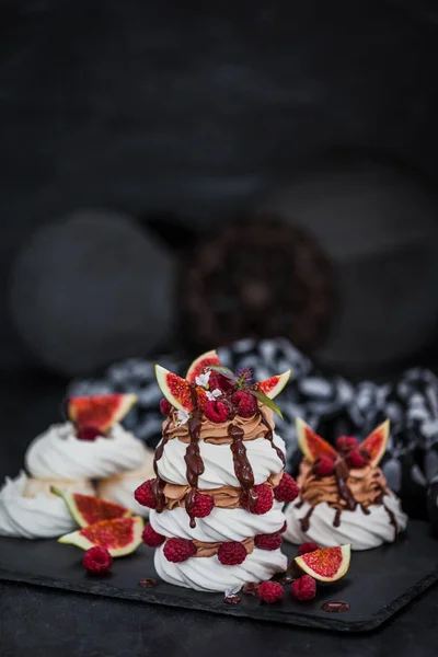 Deliciosos Bolos Merengue Pavlova Decorados Com Creme Chocolate Figos Frescos Fotografia De Stock