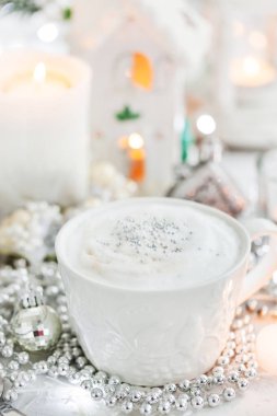 Beyaz fincan sıcak cappuccino kahve tatil beyaz ve gümüş arka plan üzerinde Noel kavramı