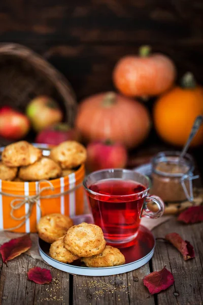 新鲜自制美味的苹果饼干和一杯热茶在质朴的秋天背景 — 图库照片