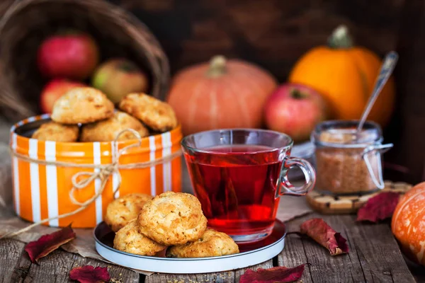 Pliki Cookie Świeże Domowe Pyszne Jabłko Filiżanka Gorący Herbata Czerwona — Zdjęcie stockowe