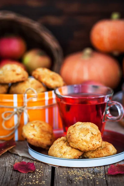 Frische Hausgemachte Leckere Apfelplätzchen Und Eine Tasse Heißen Roten Tee — Stockfoto